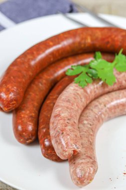 Tabakta çiğ merguez ve sosis