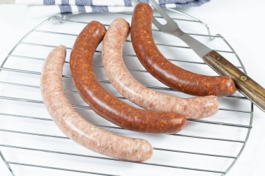 Masadaki yabanmersinli kek.