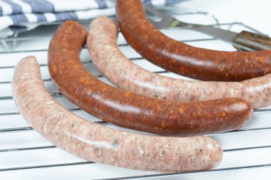 Merguez ve sosis barbeküde
