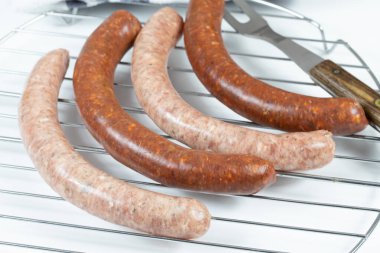Merguez ve sosis barbeküde