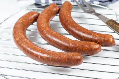 Çiğ merguez barbeküde