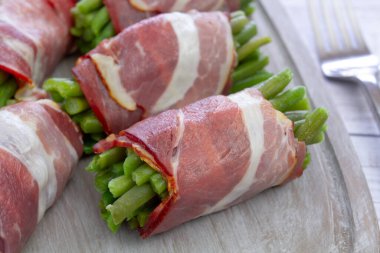 Domuz pastırmalı fasulye sırığı.