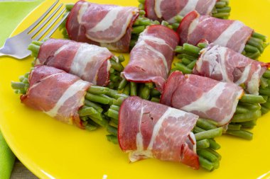 Domuz pastırmalı fasulye sırığı.