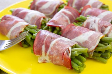 Domuz pastırmalı fasulye sırığı.