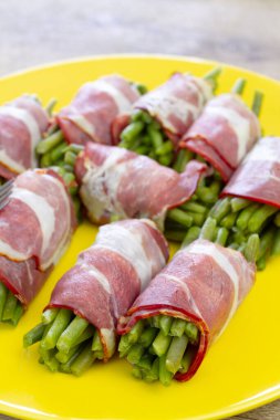 Domuz pastırmalı fasulye sırığı.