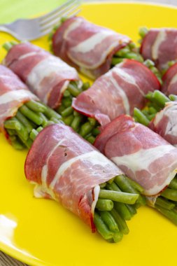 Domuz pastırmalı fasulye sırığı.