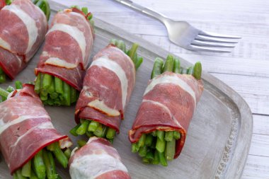 Domuz pastırmalı fasulye sırığı.