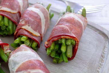 Domuz pastırmalı fasulye sırığı.