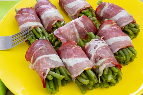 Domuz pastırmalı fasulye sırığı.