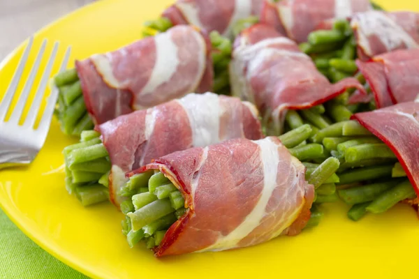 Domuz pastırmalı fasulye sırığı.