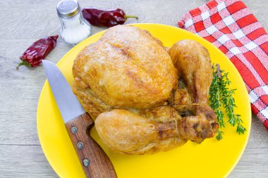 Tahtada kızarmış tavuk.