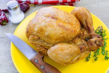 Tahtada kızarmış tavuk.