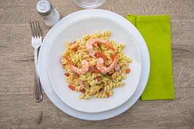 Tabakta karides hamuru salatası