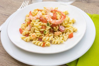 Tabakta karides hamuru salatası