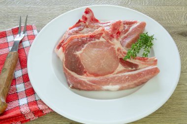 Tabakta domuz pirzolası