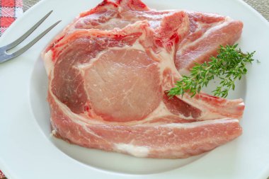 Tabakta domuz pirzolası