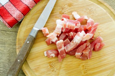 Tahtadaki çiğ pastırma