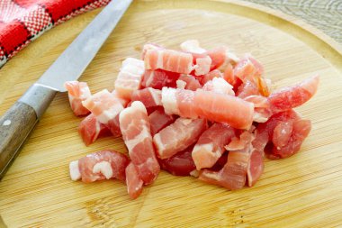 Tahtadaki çiğ pastırma