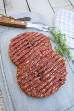 Tahtada çiğ biftek.