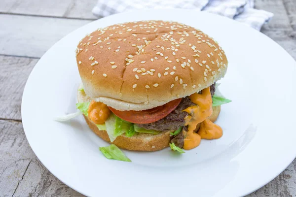 Hamburger Białym Talerzu — Zdjęcie stockowe