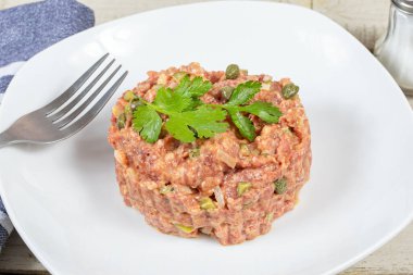 Biftekli tartar tabakta hazır.