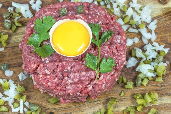 Steak Tartare Bœuf Sur Une Planche Découper — Photo