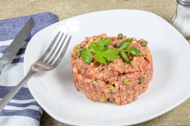 Biftekli tartar tabakta hazır.