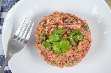 Biftekli tartar tabakta hazır.