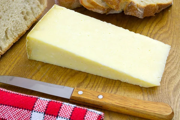 Pedazo Cantal Una Tabla Cortar — Foto de Stock