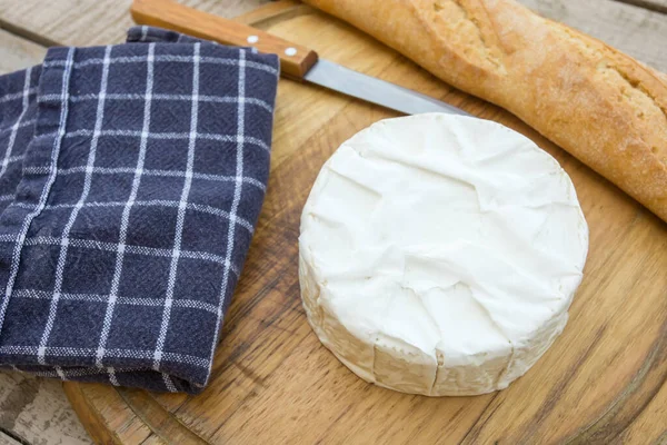 Kesme Tahtasındaki Brie — Stok fotoğraf