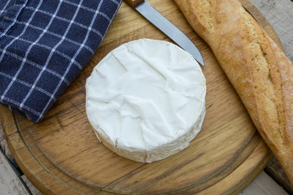 Brie Sur Une Planche Découper — Photo