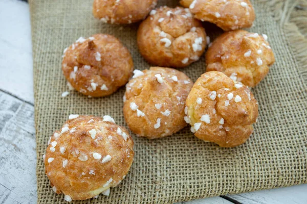 Chouquette Con Perle Zucchero Sfondo Legno — Foto Stock