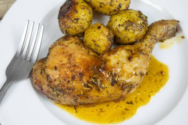 Kızarmış tavuk budu ve fırında patates.