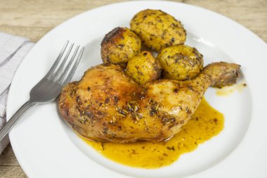 Kızarmış tavuk budu ve fırında patates.