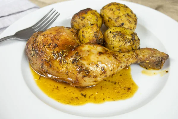 Kaki Ayam Panggang Dan Kentang Panggang — Stok Foto