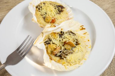 İstiridye kabuğu ve mantarlar tabakta