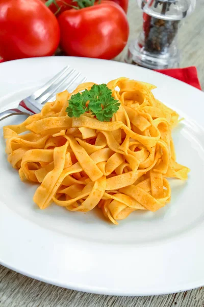 Plato Tagliatelle Fresco Cocido Con Tomate — Foto de Stock