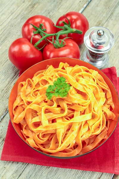 Danie Świeżej Tagliatelle Gotowanej Pomidorami — Zdjęcie stockowe