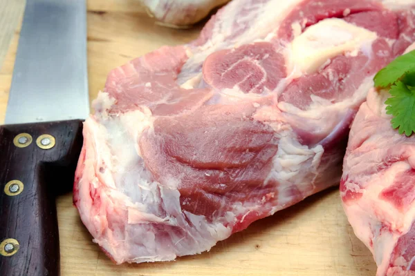 切菜板上的生羊肉 — 图库照片