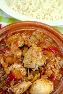 Soğanlı ve biberli tavuk yemeği.