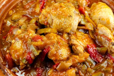 Soğanlı ve biberli tavuk yemeği.