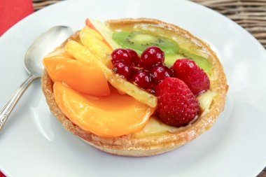 Dağ çayırındaki inek.