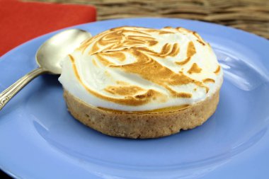 Dağ çayırındaki inek.