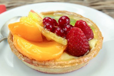 Dağ çayırındaki inek.