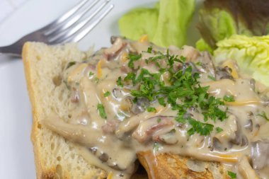 Tabakta mantar soslu tost.