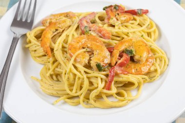 Tabakta karides spagettisi