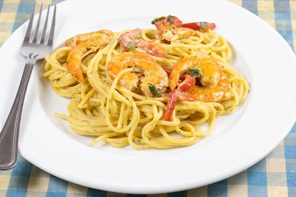 Spaghetti Aux Crevettes Sur Une Assiette — Photo