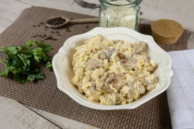 Tabakta mantarlı risotto.