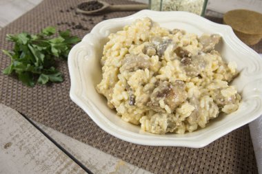 Tabakta mantarlı risotto.