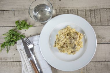 Tabakta mantarlı risotto.